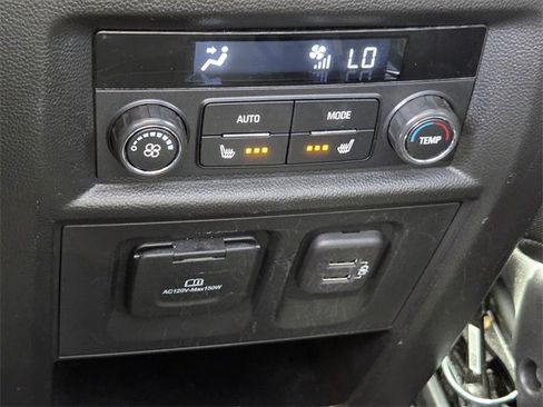 Used 2023 Chevrolet Traverse Premier image 13