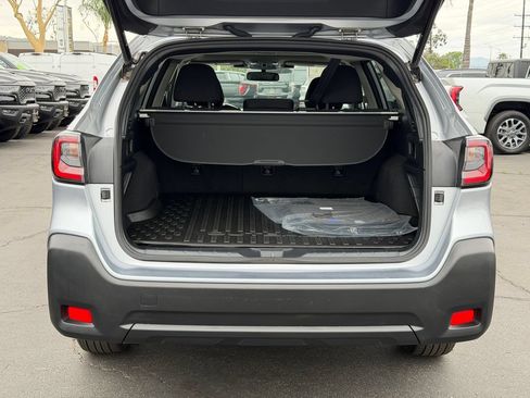 Used 2025 Subaru Outback Premium AWD/4WD image 11