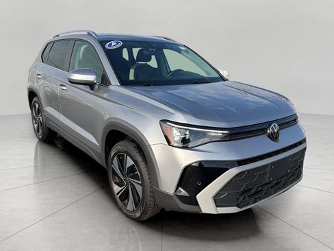 Used 2025 Volkswagen Taos SE image 1