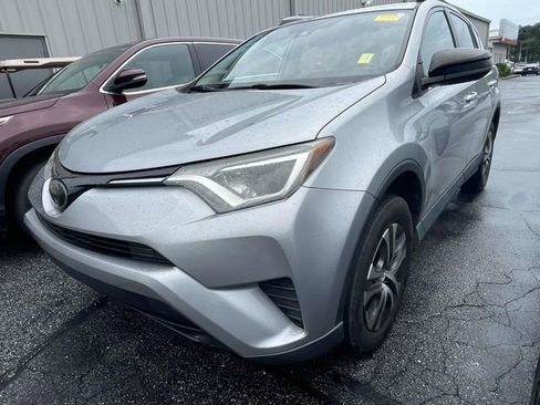 Used 2018 Toyota RAV4 LE FWD image 6