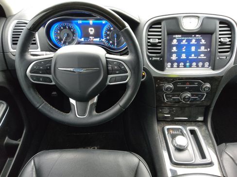 Used 2017 Chrysler 300 C image 22