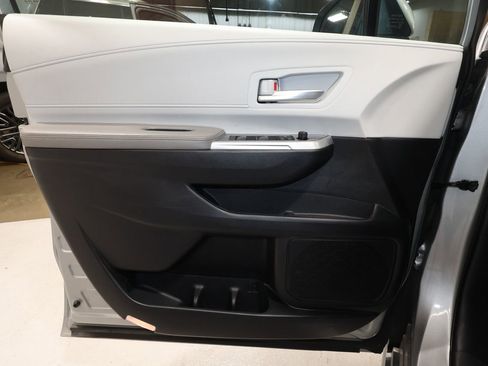 Used 2025 Toyota Sienna XLE image 19