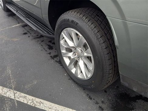 Used 2023 Chevrolet Suburban Premier image 10