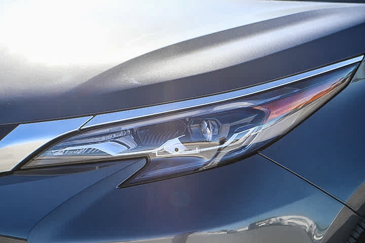 Used 2025 Toyota Sienna Platinum AWD/4WD image 8
