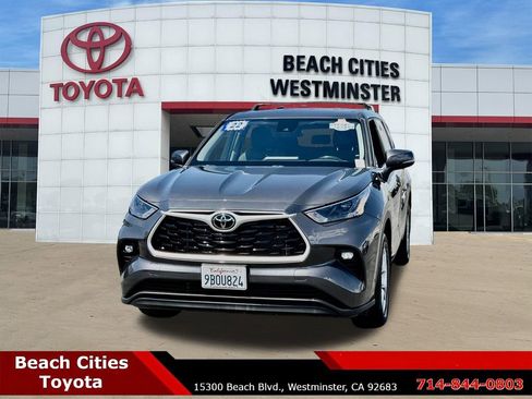 Used 2022 Toyota Highlander LE FWD image 5