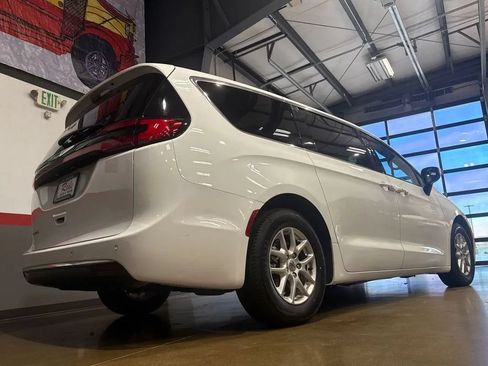Used 2023 Chrysler Pacifica Touring-L FWD image 62