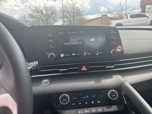 Used 2025 Hyundai Elantra Blue image 25