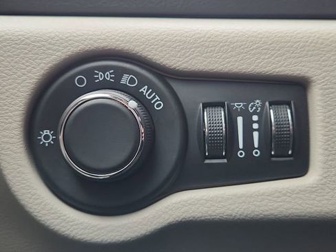 Used 2024 Chrysler Voyager LX FWD image 17