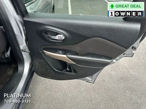 Used 2017 Jeep Cherokee Latitude FWD image 13