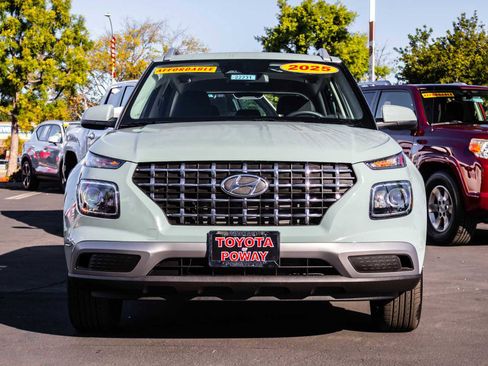 Used 2025 Hyundai Venue SEL image 2