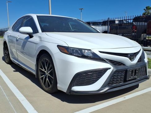 Used 2023 Toyota Camry SE image 1