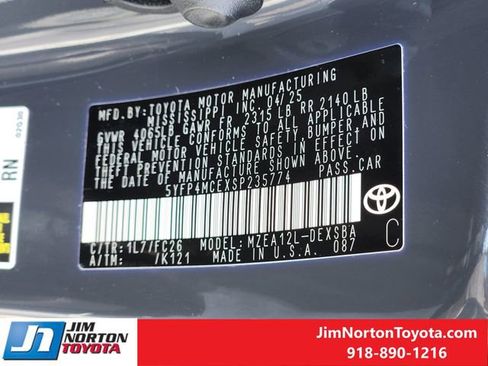 Used 2025 Toyota Corolla SE w/ SE Premium Package FWD image 33