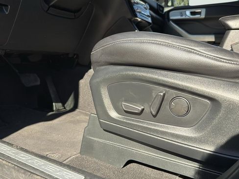 Used 2023 Ford Explorer Limited image 8