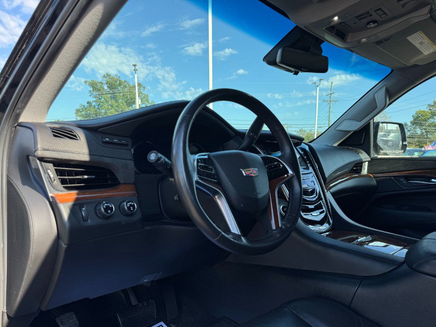 Used 2018 Cadillac Escalade Luxury AWD/4WD image 14