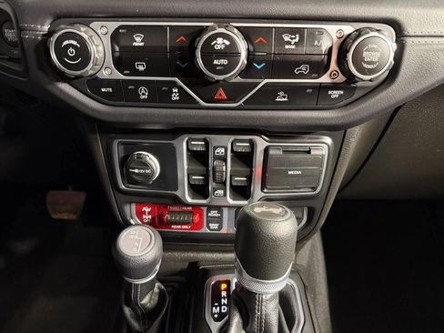 Used 2025 Jeep Wrangler Unlimited Rubicon image 19