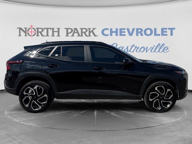 Used 2025 Chevrolet Trax RS w/ Driver Confidence Package FWD image 2