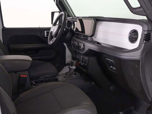 Used 2025 Jeep Wrangler Unlimited Sahara AWD/4WD image 22