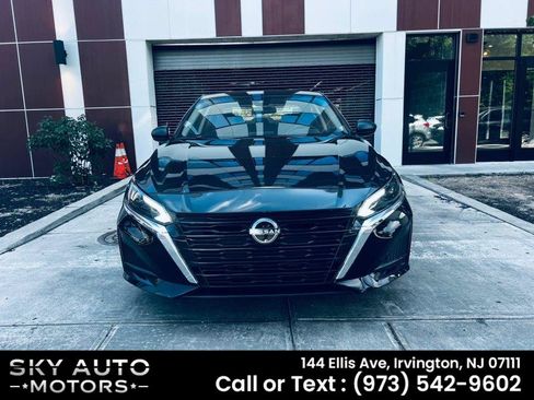 Used 2024 Nissan Altima 2.5 SV FWD image 2