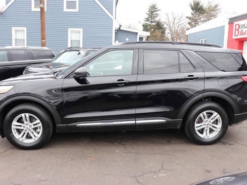 Used 2020 Ford Explorer XLT w/ Comfort Package image 2