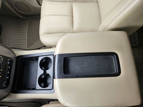 Used 2011 GMC Yukon SLT w/ SLT-2 Equipment Package image 13