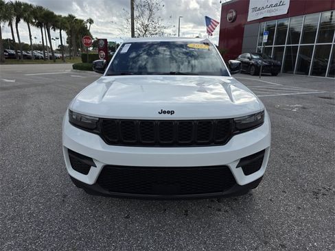 Used 2022 Jeep Grand Cherokee Altitude image 2