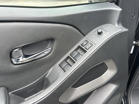 Used 2023 Nissan Frontier SV image 13