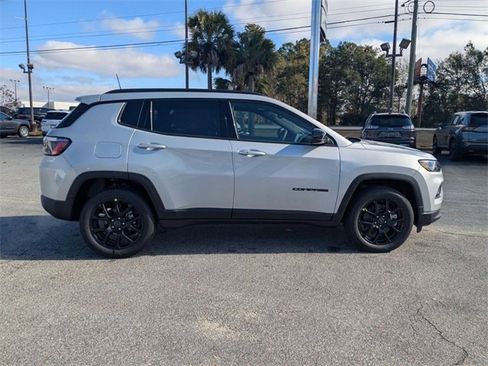 New 2026 Jeep Compass Latitude image 9