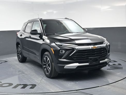Certified 2025 Chevrolet TrailBlazer LT w/ Driver Confidence Package image 3