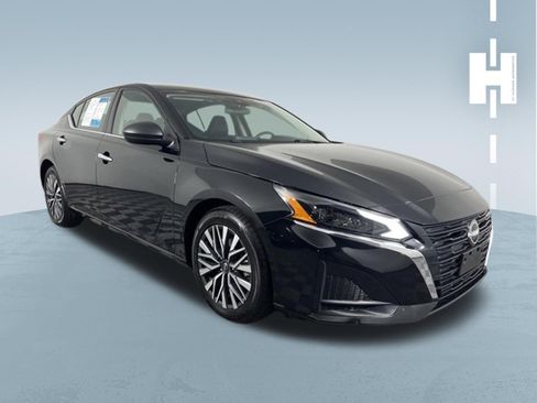 Used 2024 Nissan Altima 2.5 SV FWD image 1