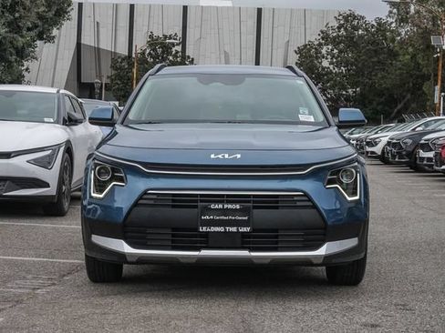 Certified 2025 Kia Niro EX FWD image 3
