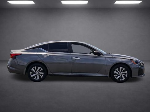 Used 2024 Nissan Altima 2.5 S FWD image 3