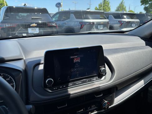 Used 2025 Nissan Rogue SV AWD/4WD image 18