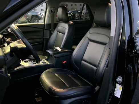Used 2023 Ford Explorer XLT w/ Equipment Group 202A image 7