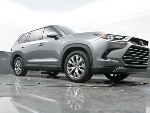 Used 2025 Toyota Grand Highlander FWD image 26