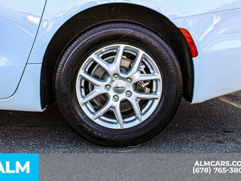 Used 2024 Chrysler Pacifica Touring-L image 15