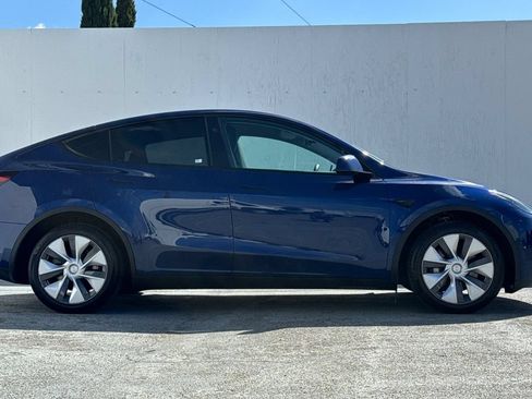 Used 2024 Tesla Model Y Long Range AWD/4WD image 2