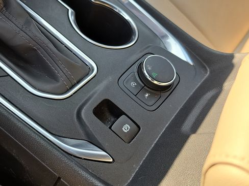 Used 2023 Chevrolet Traverse Premier FWD image 28
