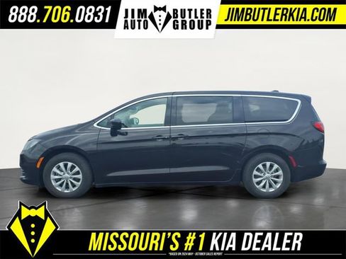 Used 2017 Chrysler Pacifica Touring w/ Tire & Wheel Group image 4