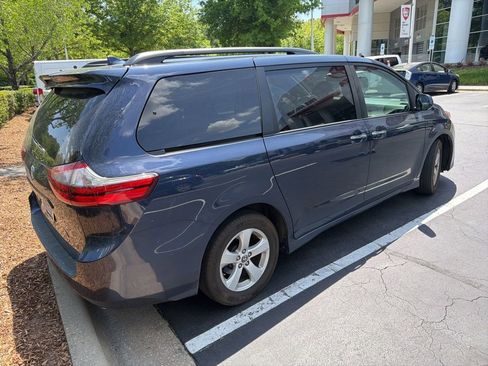 Used 2020 Toyota Sienna LE w/ LE Preferred Package FWD image 7