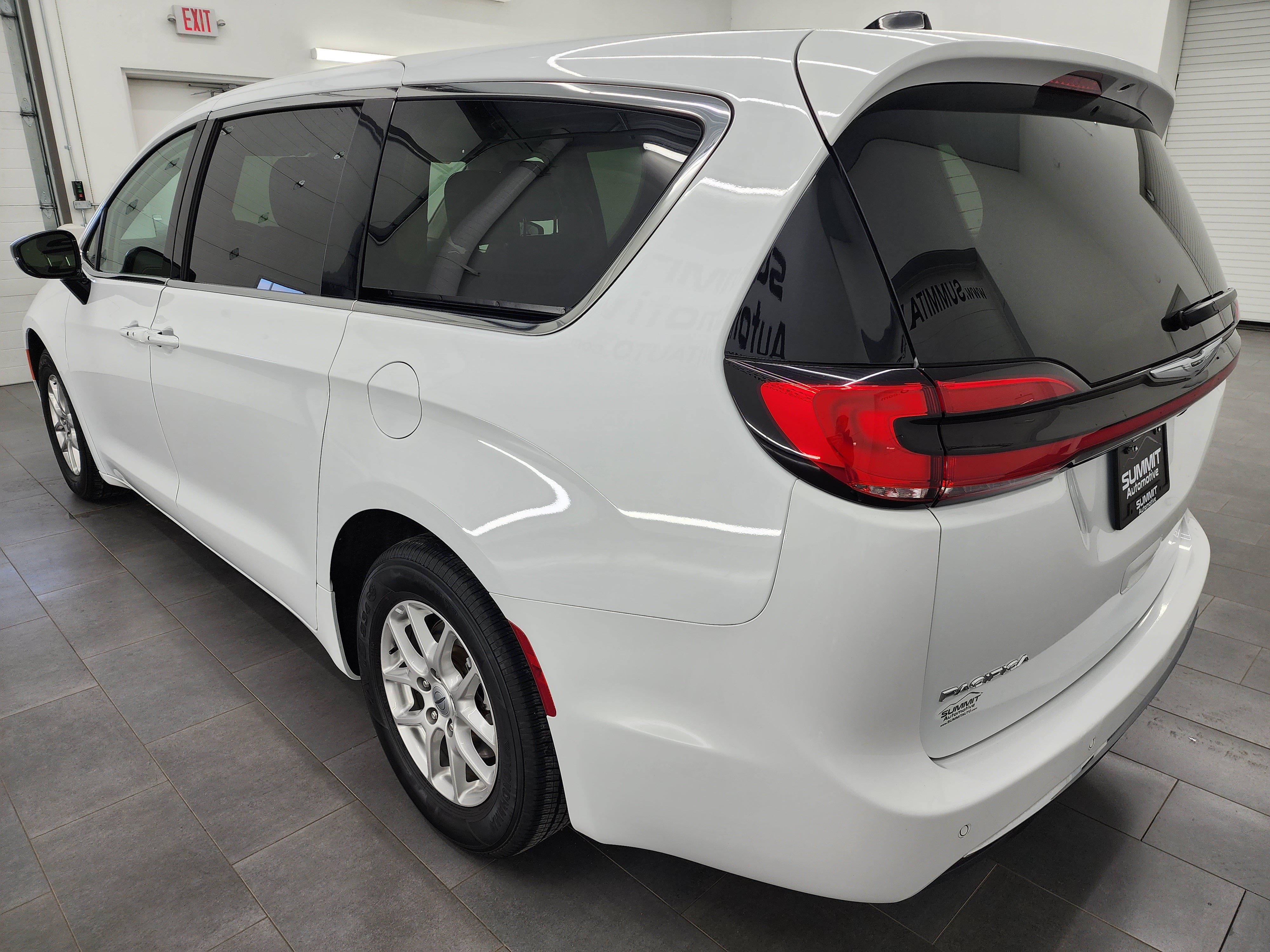 Used 2024 Chrysler Pacifica Touring-L FWD image 6