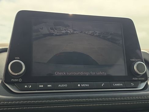 Used 2023 Nissan Rogue SV image 32