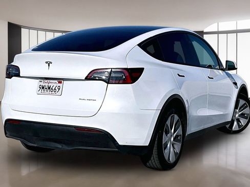 Used 2024 Tesla Model Y Long Range AWD/4WD image 6