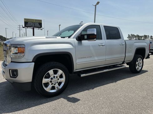 Used 2018 GMC Sierra 2500 Denali w/ Duramax Plus Package AWD/4WD image 8