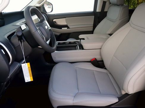 New 2025 Ford Expedition Active image 12