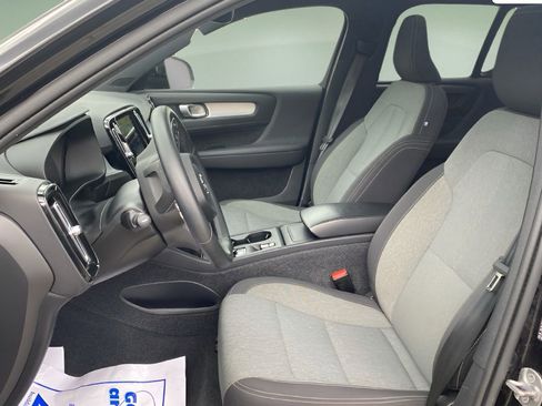 Used 2024 Volvo XC40 B5 Core AWD/4WD image 4