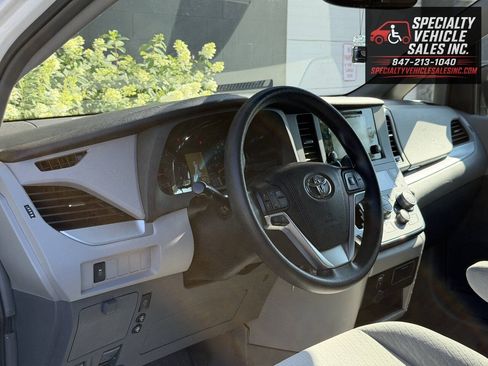 Used 2016 Toyota Sienna LE FWD image 33