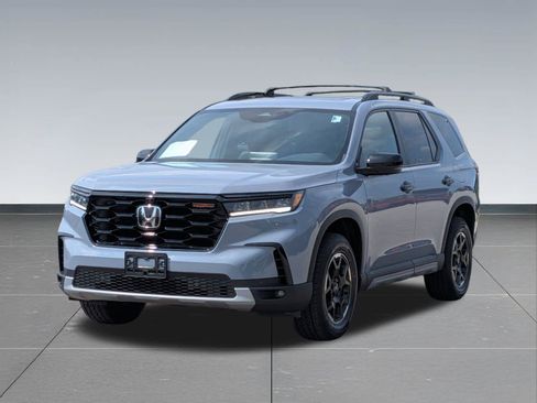 Used 2025 Honda Pilot TrailSport image 9