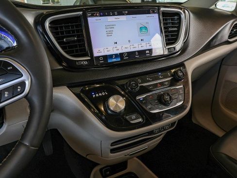 Used 2023 Chrysler Pacifica Touring-L FWD image 12