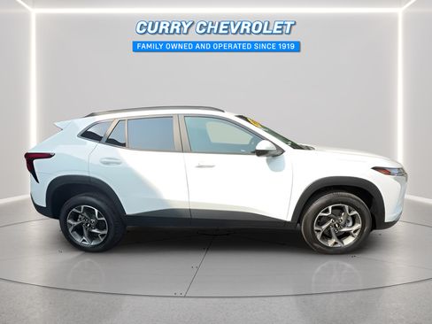 Used 2024 Chevrolet Trax LT w/ Sunroof Package FWD image 16