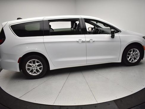 Used 2025 Chrysler Pacifica Select FWD image 4